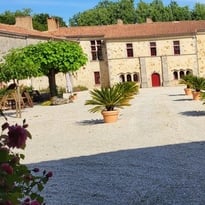 Visite commentée de la cour intérieure ainsi que de la chapelle du logis du Gué