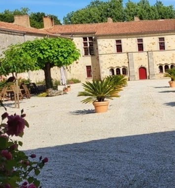 Visite commentée de la cour intérieure ainsi que de la chapelle du logis du Gué