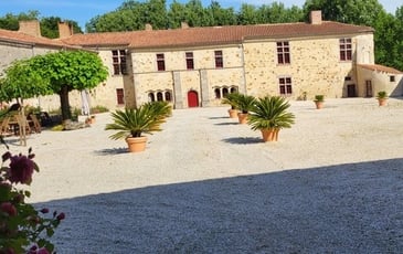 Visite commentée de la cour intérieure ainsi que de la chapelle du logis du Gué