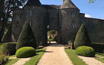 Visite guidée de la poterne et de la cour des cuisines du château de Palluau