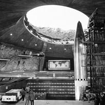 Les décors de James Bond, Architecture, modernité et destruction