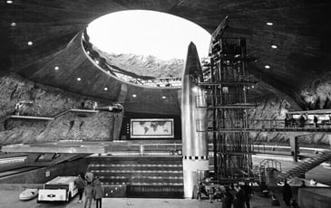 Les décors de James Bond, Architecture, modernité et destruction
