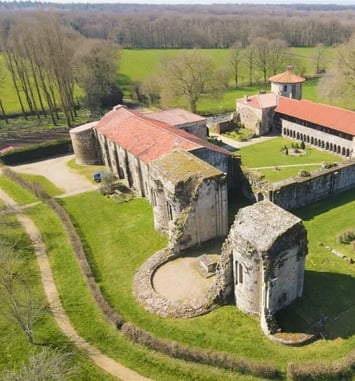 Visite libre de l'abbaye de la Grainetière, joyau de l'art roman en Vendée