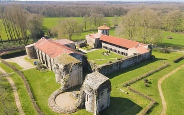 Visite libre de l'abbaye de la Grainetière, joyau de l'art roman en Vendée