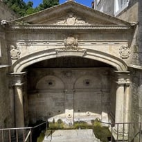 L'hôtel Gobin et la fontaine des Quatre-Tias