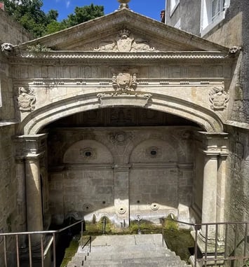 L'hôtel Gobin et la fontaine des Quatre-Tias