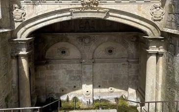 L'hôtel Gobin et la fontaine des Quatre-Tias