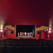 Sous les ors du théâtre municipal