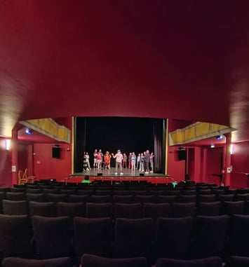 Sous les ors du théâtre municipal