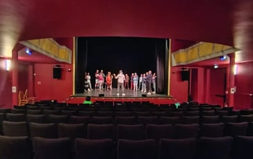 Sous les ors du théâtre municipal