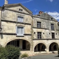 De la place Belliard au portail du château Gaillard
