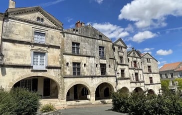 De la place Belliard au portail du château Gaillard