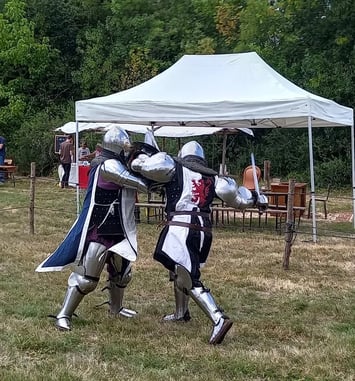 Découvrez le béhourd, combat médiéval en armure !