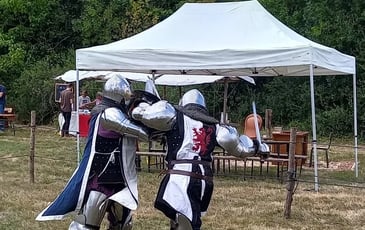 Découvrez le béhourd, combat médiéval en armure !